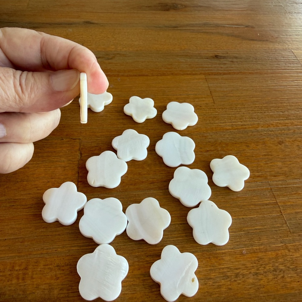 15 Stunning Flower Shaped Ivory Cream 24mm Shell Beads for Jewelry Making - Picture 5 of 8
